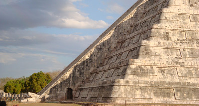Herabsteigende Schlange am 21. März 2009 der Pyramide des Kukulcan