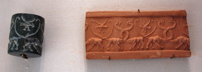 Schlangendrachen und Löwendrachen auf einem sumerischen Rollsiegel (Uruk-Zeit um 3000 v. Chr.)